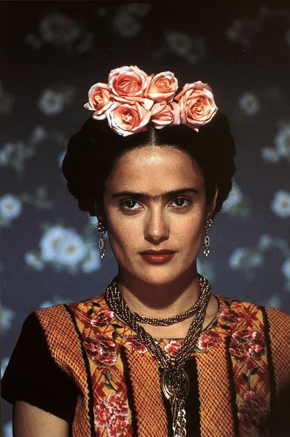 Frida Kahlo este probabil cea mai reprezentativa figura feminina din Mexic.  Povestea ei despre rezistenta, pasiune pentru arta ei si independenta este complet demna de tribut.  In acest sens, Salma Hayek, mexicana si unul dintre cei mai inalti reprezentanti ai cinematografiei de la Hollywood, a fost responsabila pentru a-si face cunoscuta mostenirea, starea ei de sanatate si pasiunile pe care le-a avut in viata.  Filmul din 2002 o aduce pe pictorita mexicana pe marele ecran, initiind astfel o importanta revalorizare a stilului si cinematografiei sale inspirate de moda colorata si indrazneata a artistei secolului XX.  (Foto: Miramax).