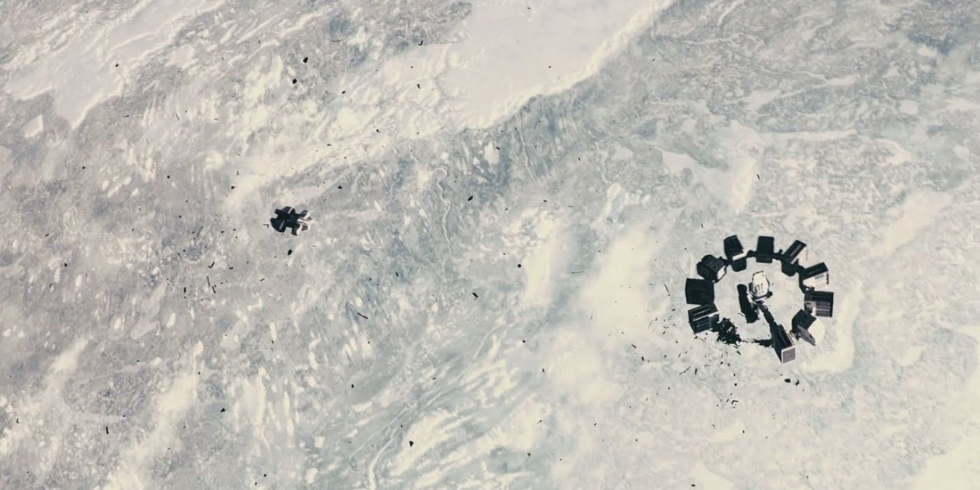 Doua nave spatiale deasupra unei planete albe in Interstellar.