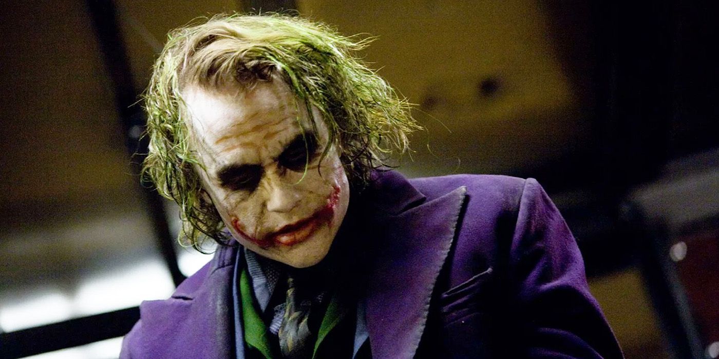 Heath Ledger in rolul Jokerului care se uita in jos in The Dark Knight