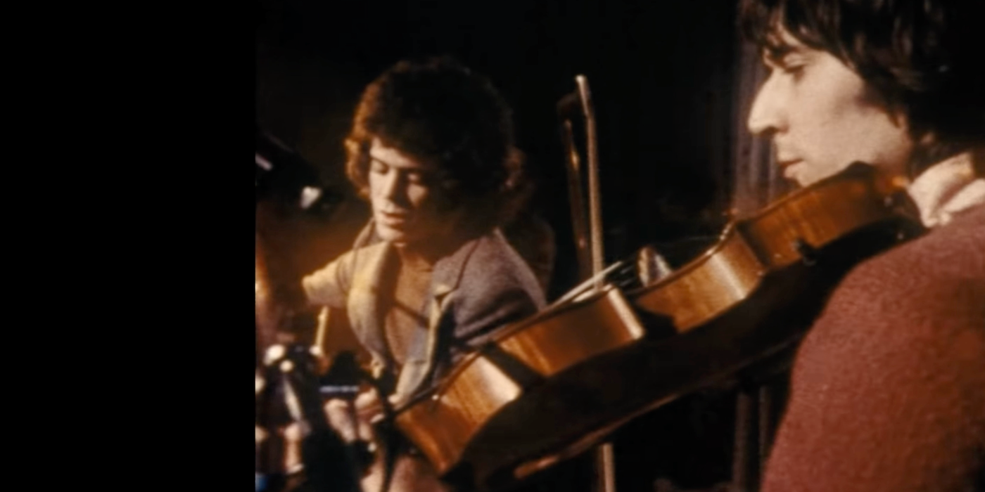 Un semi-ecran impartit cu The Velvet Underground care joaca pe scena, asa cum se vede in trailerul documentarului The Velvet Underground